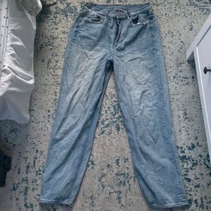 Light washed American Eagle outfitters boyfriend baggy jeans. Size 14 regular.